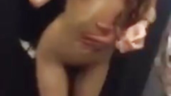 Cutie kennt den Geschmack von heißem Sperma in ihrem Mund