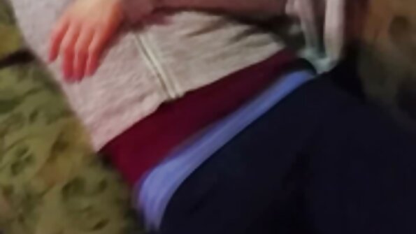 MILF mit weißem Arsch wird von einem jüngeren Typen hart geknallt