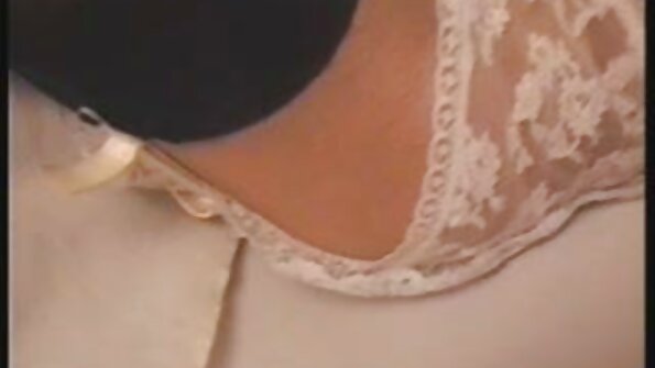 Brünette MILF hat keine Probleme mit einem Dreier