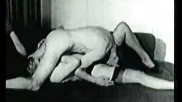Vollbusige MILF gibt einem geilen tätowierten Mann einen BJ